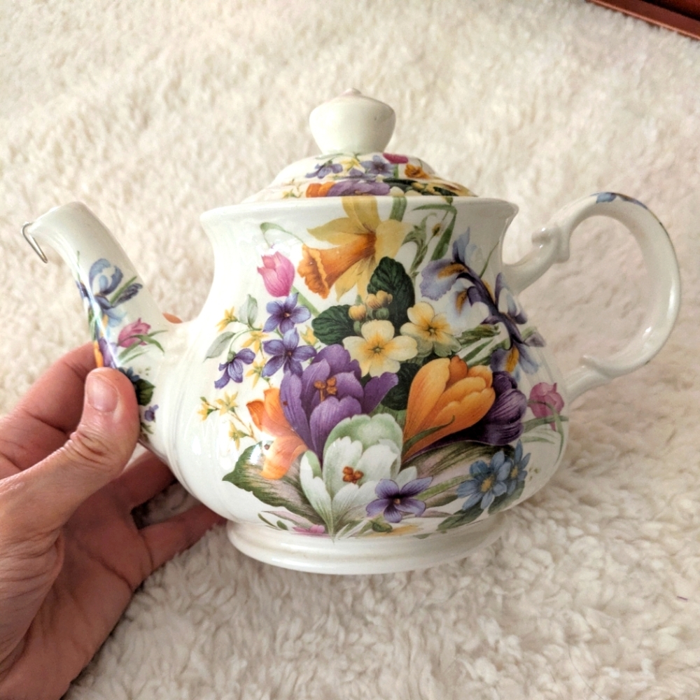 Vintage Sadler Porcelain Teapot With Flowers.  Beautiful Condition.  England.